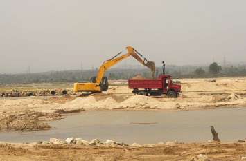 Approval of mining in Singrauli sand mines is becoming arbitrary पंचायतों को मंजूरी की आड़ में मनमानी, चरम पर रेत का अवैध खनन व परिवहन