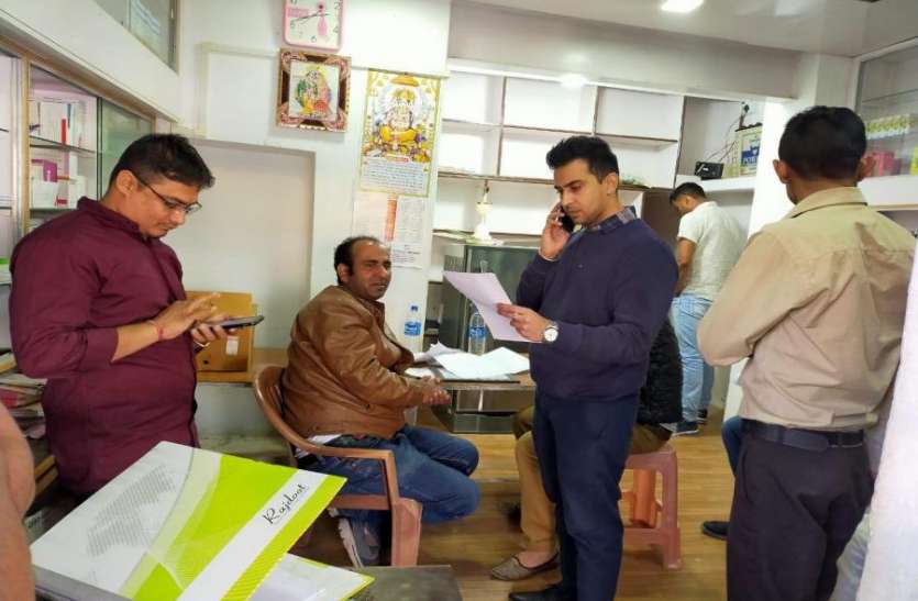 पुलिस और अधिकारी देखते रहे, झोलाछाप भाग गया पुलिस और अधिकारी देखते रहे, झोलाछाप भाग गया