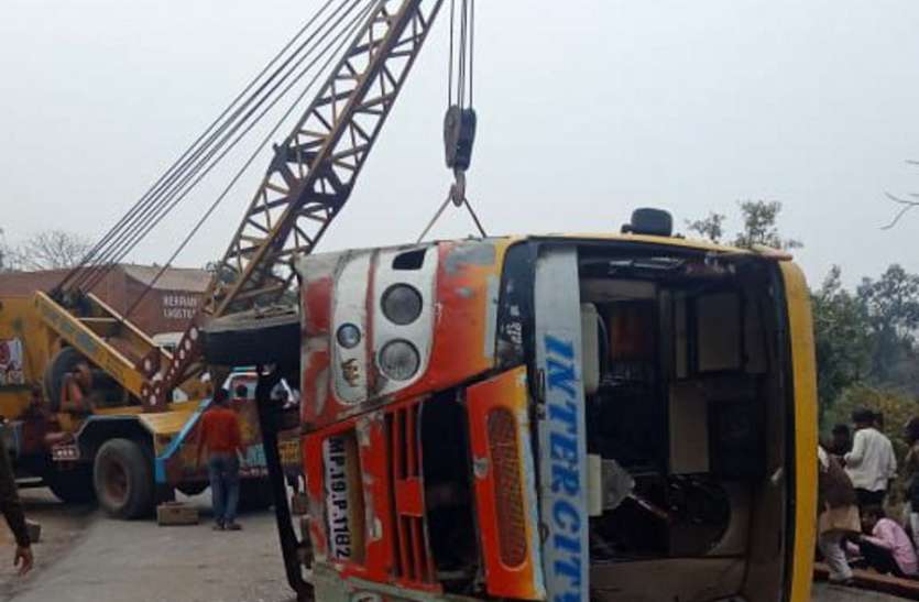 Panna-Satna road accident पन्ना से सतना जा रही बस अनियंत्रित होकर पलटी, एक दर्जन से अधिक घायल, दो गंभीर