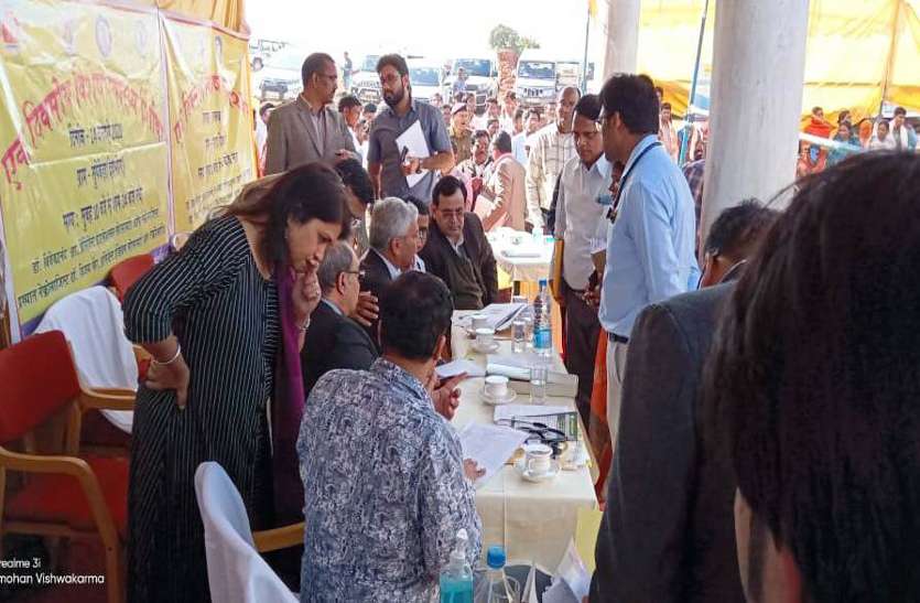 रायपुर : सुपेबेड़ा के किडनी प्रभावित लोगों में जगी उम्मीद दिल्ली से आए किडनी रोग विशेषज्ञों ने किया उपचार रायपुर : सुपेबेड़ा के किडनी प्रभावित लोगों में जगी उम्मीद दिल्ली से आए किडनी रोग विशेषज्ञों ने किया उपचार