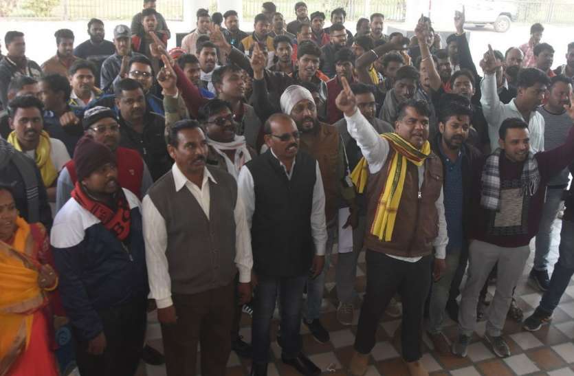 भील समाजजनों ने कलेक्ट्रेट में किया प्रदर्शन, दोषी अधिकारियों पर कार्रवाई की मांग भील समाजजनों ने कलेक्ट्रेट में किया प्रदर्शन, दोषी अधिकारियों पर कार्रवाई की मांग