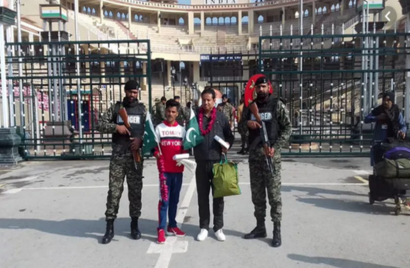 Sajjad Haider and Mubshar Bilal पाकिस्तान: भारत की दरियादिली, गलती से सीमा पार करने वाले किशोर को भेजा वापस