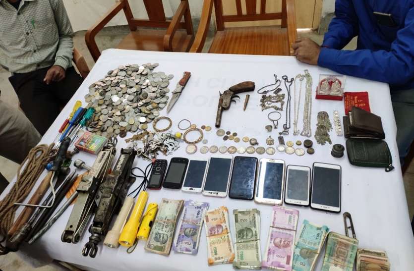 रात की गश्त में मिले मंदिर में चोरी के तीन आरोपी रात की गश्त में मिले मंदिर में चोरी के तीन आरोपी