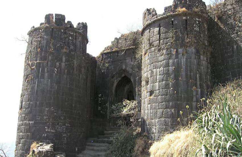 singhgadh_fort_2.jpeg