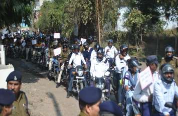 City drivers break most helmet rules सबसे ज्यादा हेलमेट का नियम तोड़ते हैं शहर के वाहन चालक