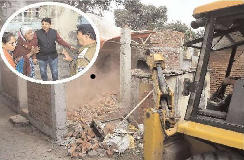 मकान पर जेसीबी चलते ही बुजुर्ग महिला की भर आई आंख, समाजजन धरने पर बैठा मकान पर जेसीबी चलते देख बुजुर्ग महिला बोली.... हाय मैं बर्बाद हो गई, सब कुछ चला गया