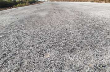 Asphalt layer crushed in three days तीन दिन में ही उखड़ गई डामर की लेयर, कुछ दिनों में ही हो जाएगा रोड खराब