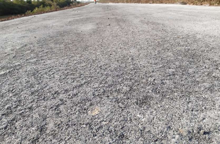 Asphalt layer crushed in three days तीन दिन में ही उखड़ गई डामर की लेयर, कुछ दिनों में ही हो जाएगा रोड खराब