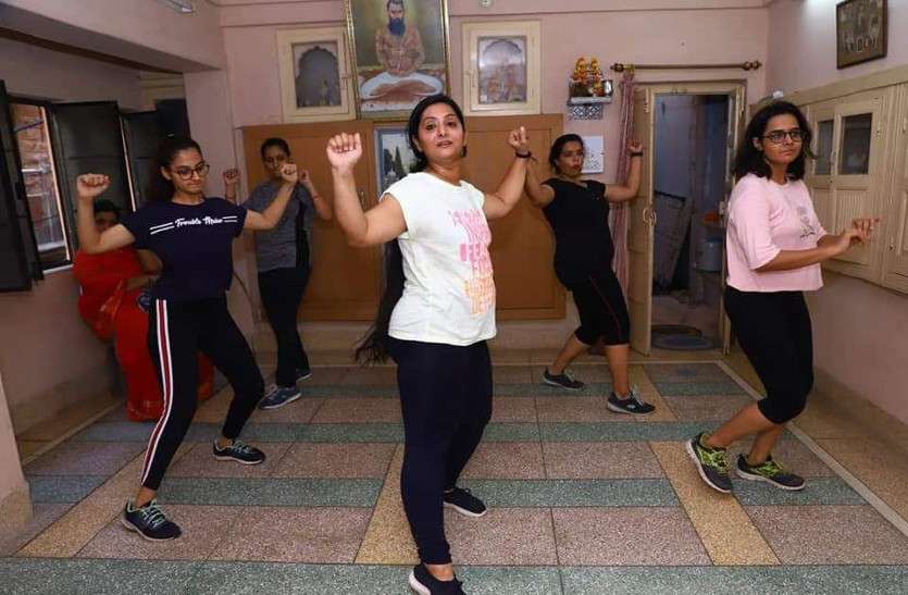 Zumba Passion in jodhpurites for fitness ब्लूसिटीजन्स फिट रहने के लिए तरह -तरह के तरीके अपना रहे