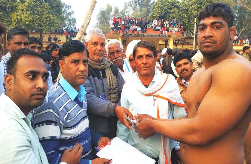 कुश्ती देखने उमड़े हजारों दर्शक कुश्ती देखने उमड़े हजारों दर्शक