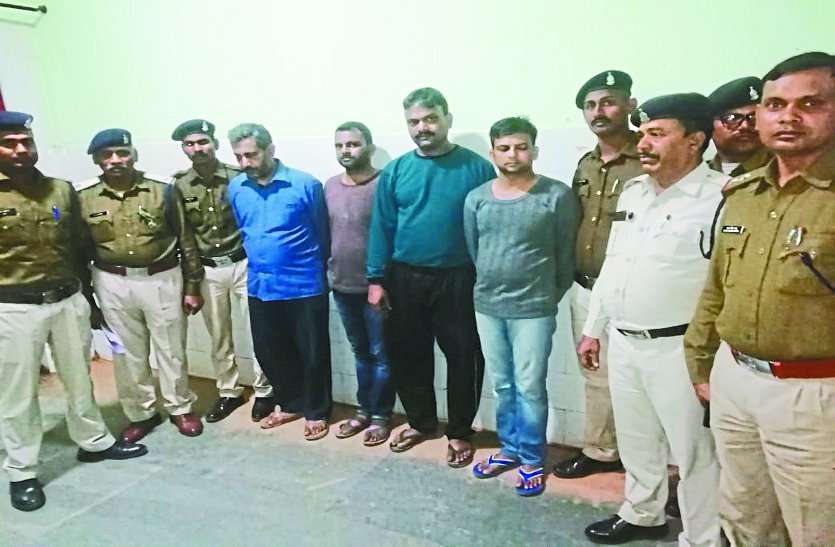 6 साल में दोगुना रकम लौटाने का लालच देकर करोड़ों रुपए ठगने वाले 4 आरोपी गिरफ्तार 6 साल में दोगुना रकम लौटाने का लालच देकर करोड़ों रुपए ठगने वाले 4 आरोपी गिरफ्तार
