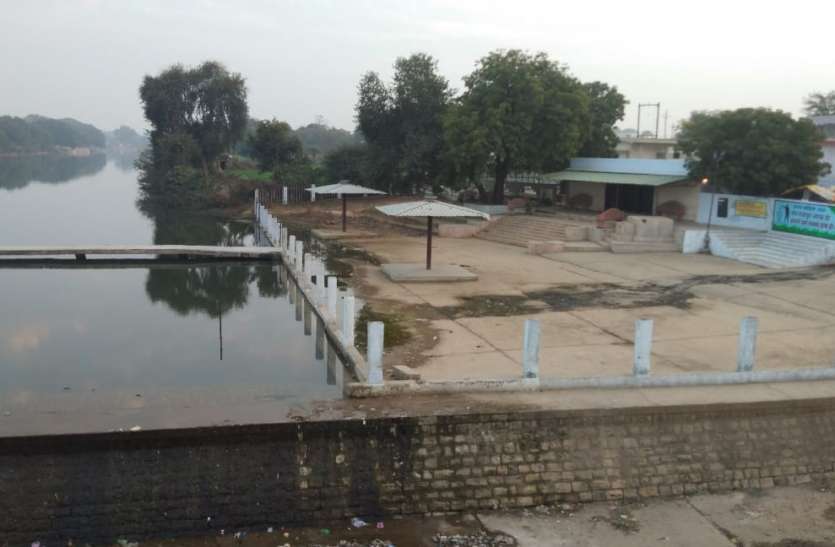 35 लाख में बनाया पर्यटन केंद्र, छह माह चल पाई बोट, अब साढ़े पांच साल से इंतजार 35 लाख में बनाया पर्यटन केंद्र, छह माह चल पाई बोट, अब साढ़े पांच साल से इंतजार