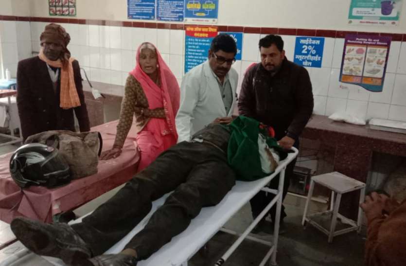 बस की टक्कर से बाइक सवार पति-पत्नी सहित तीन घायल बस की टक्कर से बाइक सवार पति-पत्नी सहित तीन घायल