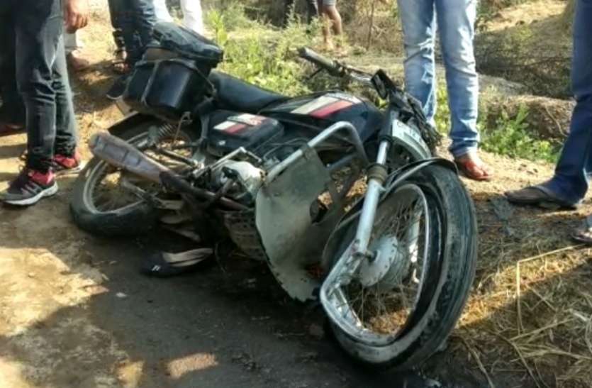 बाइक सवार दंपती को टैंकर ने रौंदा, पति-पत्नी की मौत, बेटी गंभीर बाइक सवार दंपती को टैंकर ने रौंदा, पति-पत्नी की मौत, बेटी गंभीर