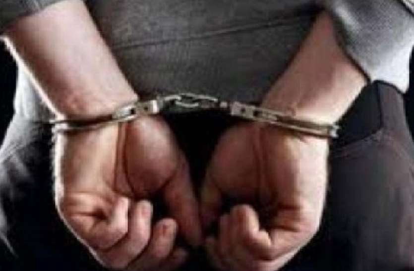 630 शीशी नेपाली शराब के साथ एक युवक गिरफ्तार, पुलिस व एसएसबी द्वारा मिली थी सूचना 630 शीशी नेपाली शराब के साथ एक युवक गिरफ्तार, पुलिस व एसएसबी द्वारा मिली थी सूचना