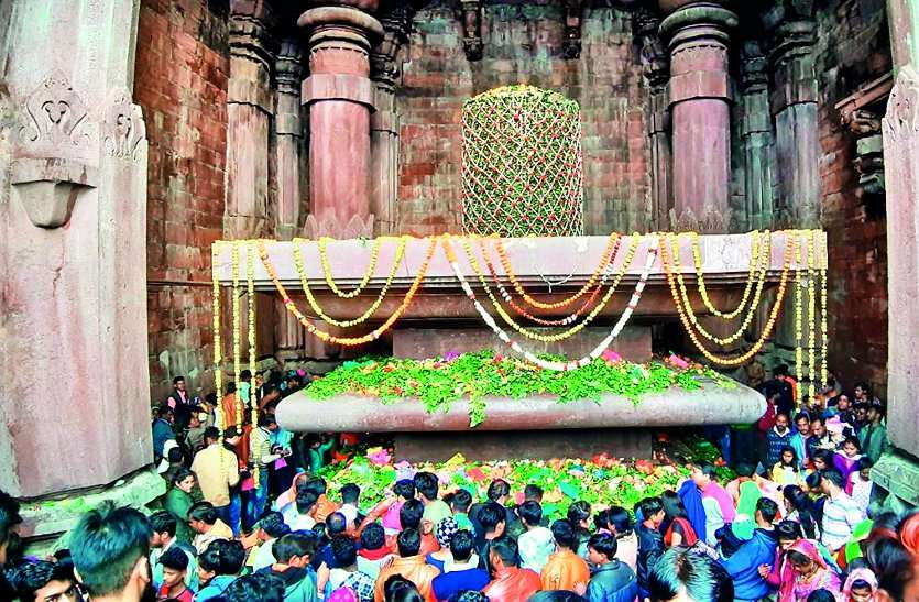 Devotees take a dip of faith and reverence at the ghats of Narmada श्रद्धालुओं ने नर्मदा के घाटों पर लगाई आस्था व श्रद्धा की डुबकी, किया दान और पूजा-पाठ