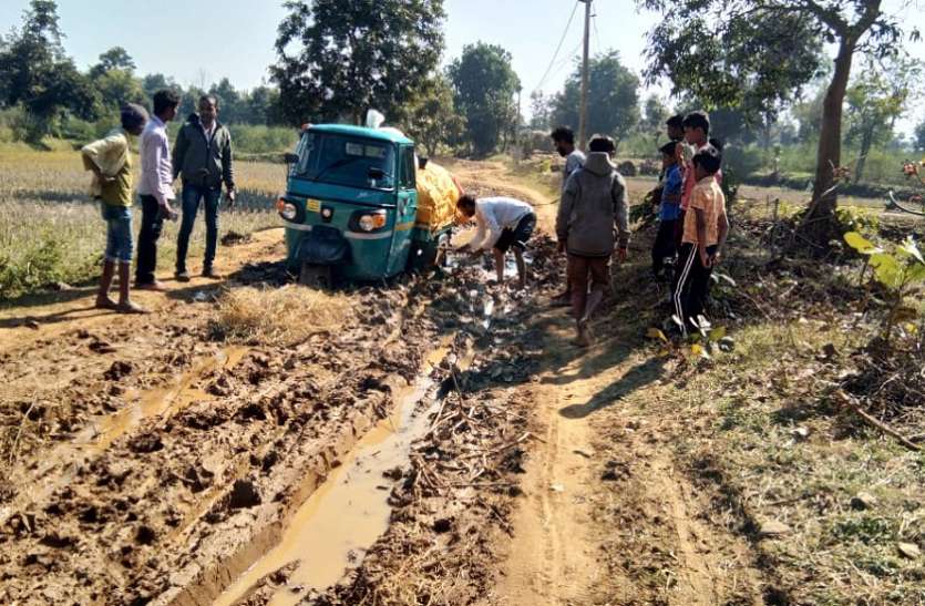 जामड़ी से कोकना मार्ग में कीचड़, फंस रहे वाहन जामड़ी से कोकना मार्ग में कीचड़, फंस रहे वाहन