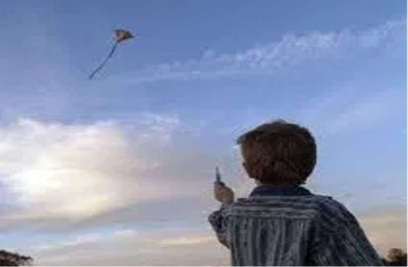 8-year-old boy fell from the roof while flying a kite पतंग उड़ाते समय छत से गिरा 8 वर्षीय बालक