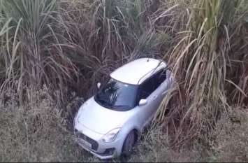 Uncontrolled car fell into the ditch in shamli अनियंत्रित कार खाई में गिरी, लोगों ने घायल को पहुंचाया अस्पताल, देखें वीडियो