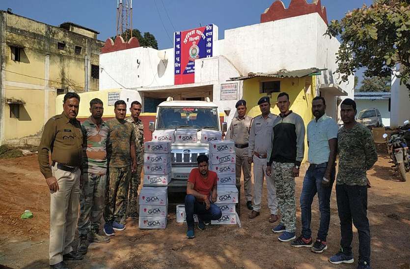डोंगरगढ़ मंदिर परिसर में शराब से भरी लग्जरी कार छोड़कर भागा तस्कर, लाखों रुपए का अवैध शराब जब्त