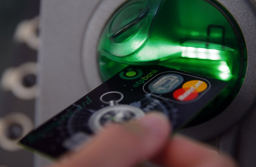 atm hack एटीएम कार्ड जेब में और उचक्के ने निकाल लिए 93 हजार रुपए