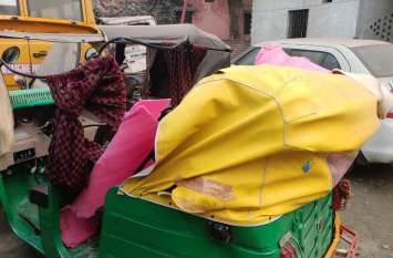 Four people seriously injured in Chandauli road accident ऑटो, मारूति वैन व बाइक की भिड़ंत, एक की मौत, तीन लोगों की हालत गंभीर
