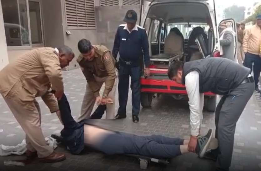 Youth dies after falling from mall in jaipur जयपुर: मॉल से गिरकर युवक की हुई दर्दनाक मौत, सीसीटीवी में आईं तस्वीरें