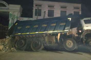 Overload truck stuck in drain नाले में फंसा ओवरलोड ट्रक