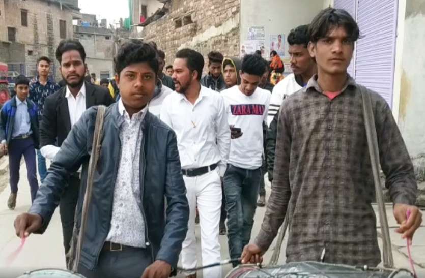baran.jpg यहां चुनाव बना चुनौती, प्रत्याशियों की पत्नियां भी कूदी मैदान में, पोस्टरों से रंगे गली-मोहल्ले