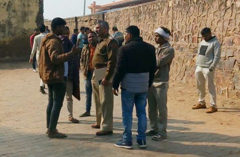 चुनावी रंजिश में झगड़ा, फायरिंग में युवक की मौत, गांव में तनाव चुनावी रंजिश में झगड़ा, फायरिंग में युवक की मौत, गांव में तनाव