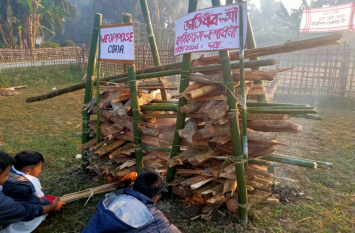 Assam News: People Burnt CAA Copies During Bhogali Bihu Celebration Video: भोगाली बिहू के दौरान जलाई गईं CAA की प्रतियां, गांव पहुंचे Assam CM को दिखाए काले झंडे