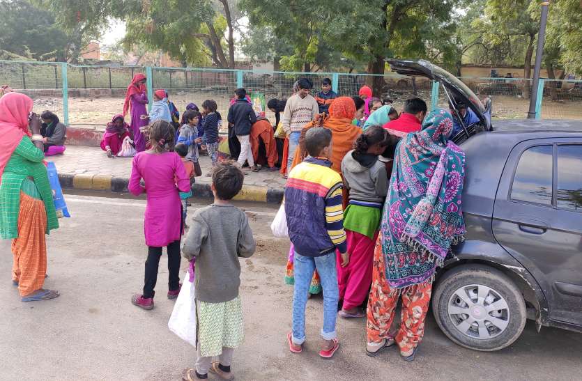 Makar Sankranti: Performed charity मकर संक्रांति: किया दान, कपिल सरोवर में किया स्नान