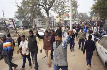 People returned sticks to the camp workers बिना पुलिस बल अतिक्रमण हटाने पहुंचे छावनीकर्मियों को लोगों ने लाठियां भांजकर लौटाया