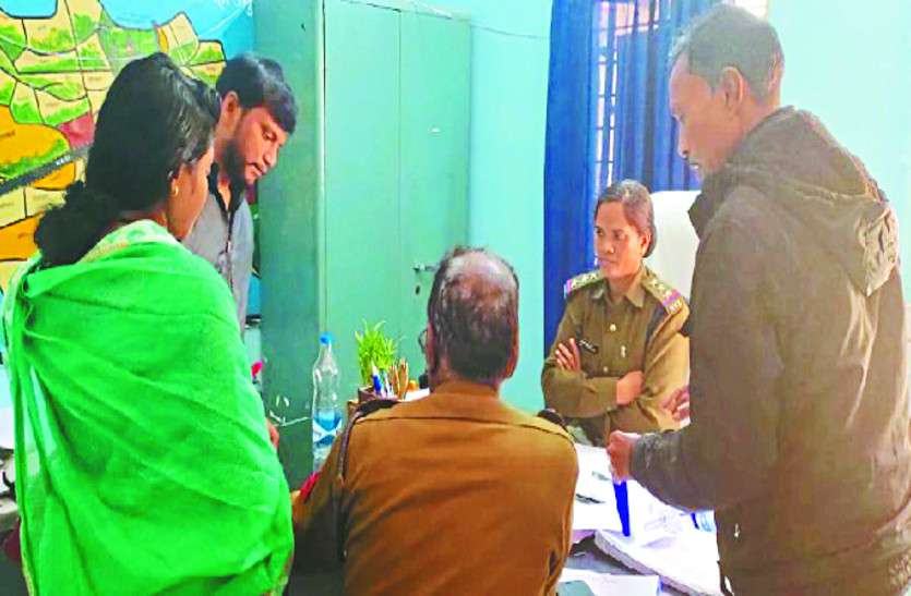 महासमुंद: बहरेपन का फर्जी मेडिकल सर्टिफिकेट बनाकर भाई-बहन हथिया ली शिक्षाकर्मी की नौकरी, गिरफ्तार महासमुंद: बहरेपन का फर्जी मेडिकल सर्टिफिकेट बनाकर भाई-बहन ने हथिया ली शिक्षाकर्मी की नौकरी, गिरफ्तार