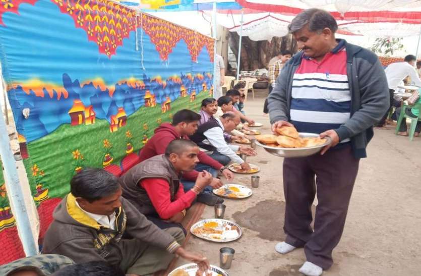 मेरा धामनोद व्हाट्सएप ग्रुप पतंग पर लिखकर आसमान में उड़ाई मेरा धामनोद व्हाट्सएप ग्रुप पतंग पर लिखकर आसमान में उड़ाई