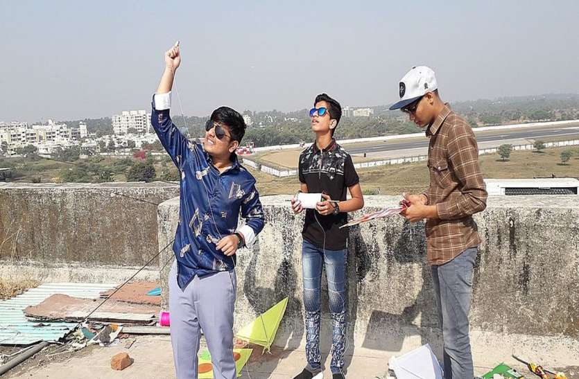 Makar Sankranti: रंगबिरंगी पतंगों से अटा रहा आसमान Makar Sankranti: रंगबिरंगी पतंगों से अटा रहा आसमान