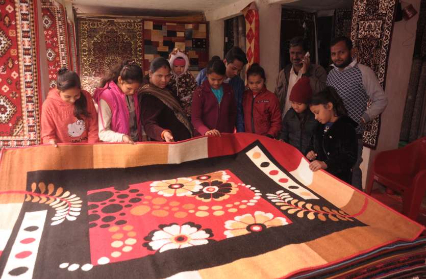 साठवीं पीढ़ी के गुड्डू बना रहे कालीन साठवीं पीढ़ी के गुड्डू बना रहे कालीन