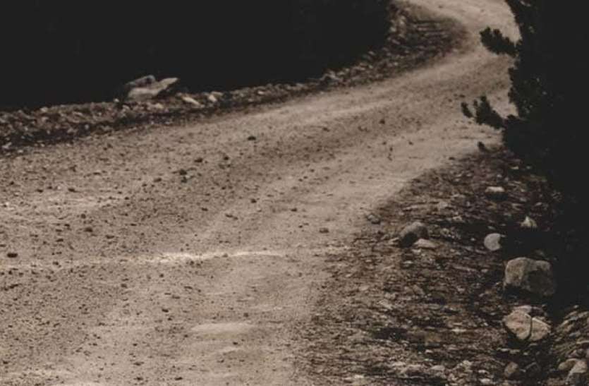 54 km of road dug up, 10 km of concrete road built in 20 months 54 किलोमीटर सड़क खोदकर छोड़ा, 20 महीने में 10 किलोमीटर बनी कंक्रीट सड़क