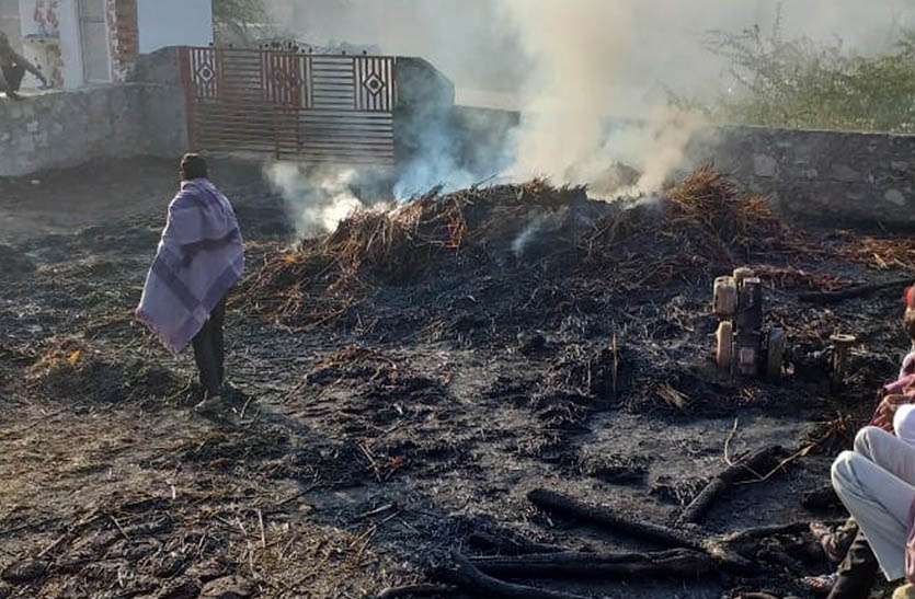आग से आठ ट्रॉली चार व ईंधन जलकर हुआ राख, 2 घंटे की मश्क्कत के बाद आग बुझी आग आग से आठ ट्रॉली चार व ईंधन जलकर हुआ राख, 2 घंटे की मश्क्कत के बाद आग बुझी आग