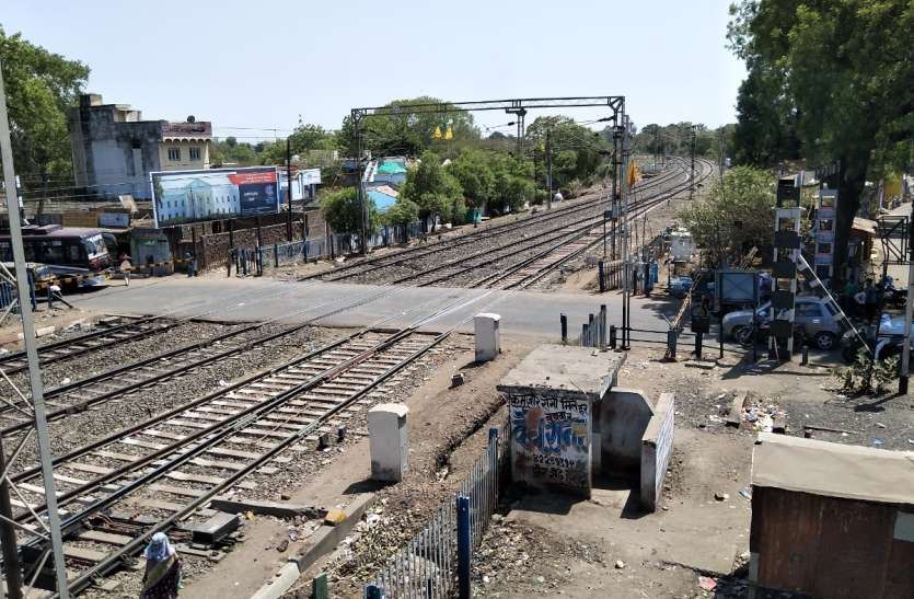 रेलवे फाटक पर बनने वाला ओवरब्रिज निरस्त, अब उड़ा और खिडक़ीवाला गांव के बीच बनेगा रेलवे फाटक पर बनने वाला ओवरब्रिज निरस्त, अब उड़ा और खिडक़ीवाला गांव के बीच बनेगा