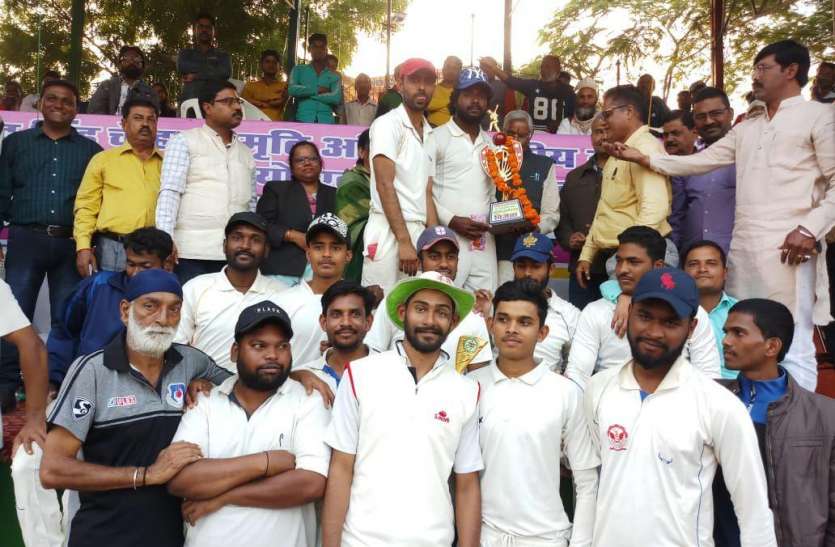 Shailendra Chauhan Smriti Cricket Competition नवीन के धुआंधार रनों की बदौलत विजेता बनी नेपा नगर