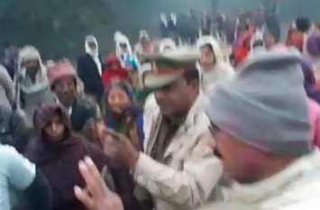 Two villagers dispute over road being constructed on farmer's land, police takes action against 17 people in Shantibhang किसान की जमीन पर बन रही सड़क को लेकर दो गांव के लोगों का हुआ विवाद, पुलिस ने शांतिभंग में 17 लोगों के खिलाफ की कार्रवाई