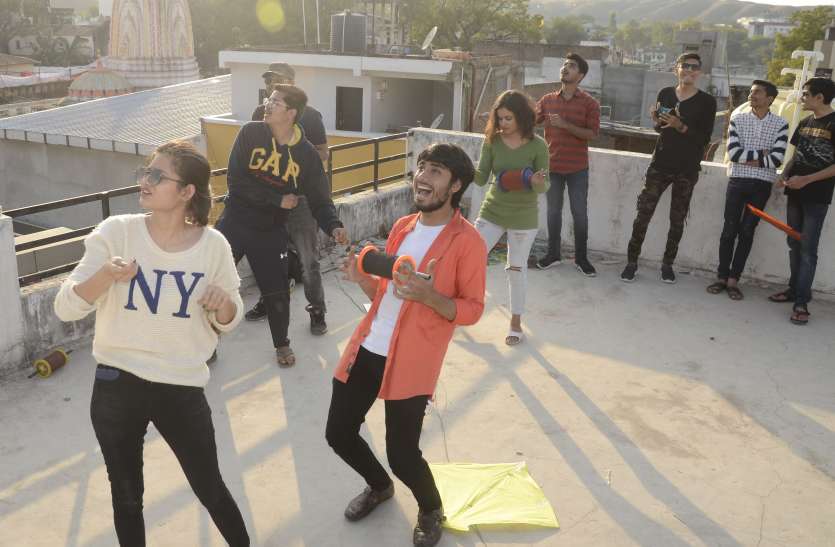 मकर संक्रांति पर लोगों ने किया दान-पुण्य, दिनभर चला पतंगबाजी का दौर मकर संक्रांति पर लोगों ने किया दान-पुण्य, दिनभर चला पतंगबाजी का दौर