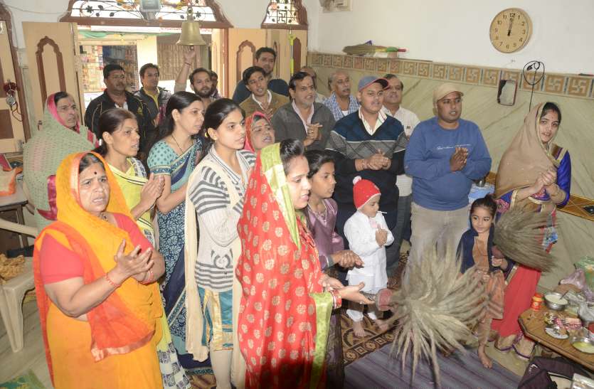 सूर्य को अघ्र्य देकर परिवार के लिए अक्षय मंगल की कामना सूर्य को अघ्र्य देकर परिवार के लिए अक्षय मंगल की कामना