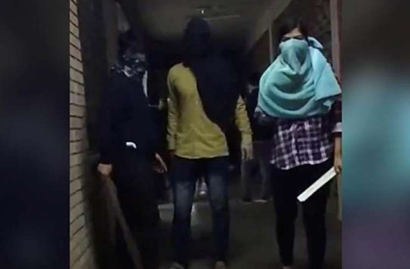 komal sharma JNU हिंसा: महिला आयोग ने एबीवीपी कार्यकर्ता कोमल शर्मा की शिकायत दर्ज की