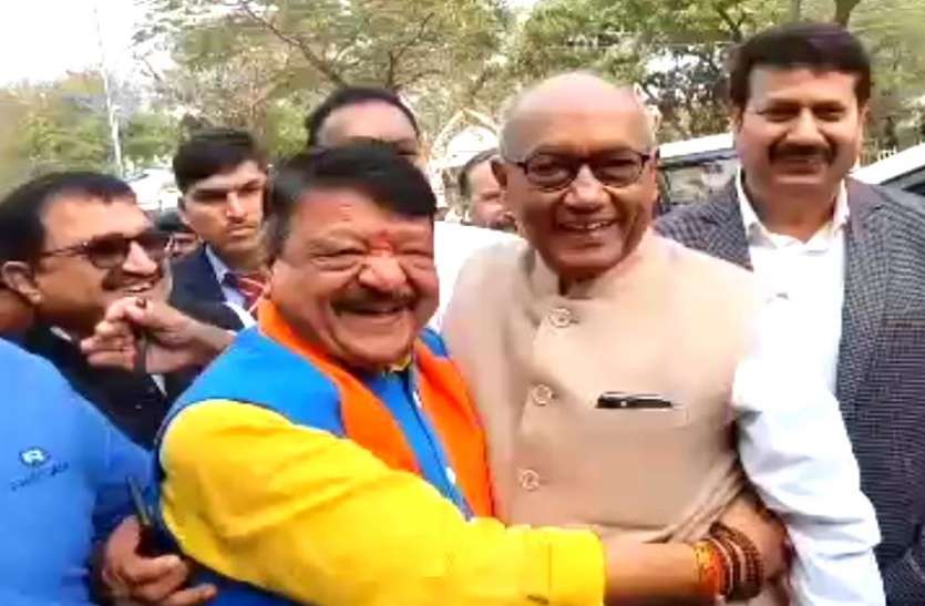 VIDEO : इंदौर में स्टैंडिंग कमेटी का निरीक्षण, कैलाश-दिग्विजय ने एक-दूसरे को पगड़ी पहनाकर लगाए ठहाके VIDEO : इंदौर में स्टैंडिंग कमेटी का निरीक्षण, कैलाश-दिग्विजय ने एक-दूसरे को पगड़ी पहनाकर लगाए ठहाके