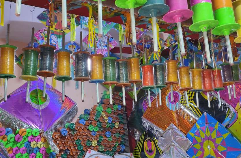 Nylon Manjha is openly sold in the khandwa market despite the ban प्रतिबंध के बावजूद खुलेआम बिक रहा नायलोन मांझा