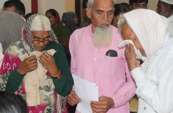 Old lady crying due to encroachment, cried in public hearing अतिक्रमण से परेशान वृद्धा रो पड़ी जनसुनवाई में