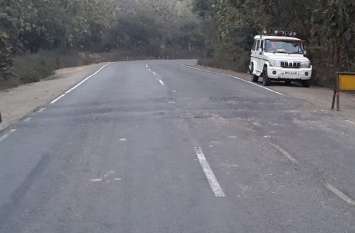 Four riders injured including a bike, child jumped on speed breaker स्पीड ब्रेकर पर उछली बाइक, बच्ची सहित चार सवार घायल