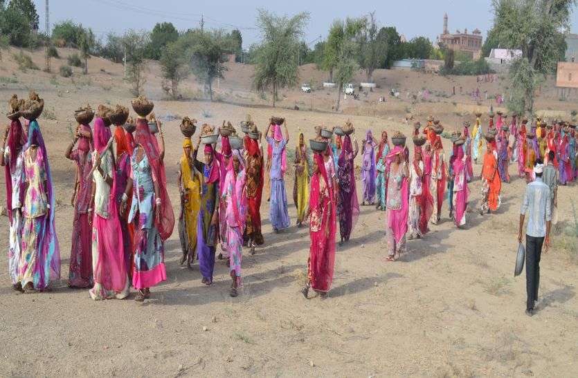 श्रमिकों की मजदूरी अटक गई अटका मजदूरों का मेहनताना, सरकार के पास बजट का बहाना